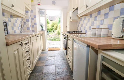 Bourton-on-the-Water Cottage | TUESDAY COTTAGE, pet friendly, with open fire in Bourton-On-The-Water