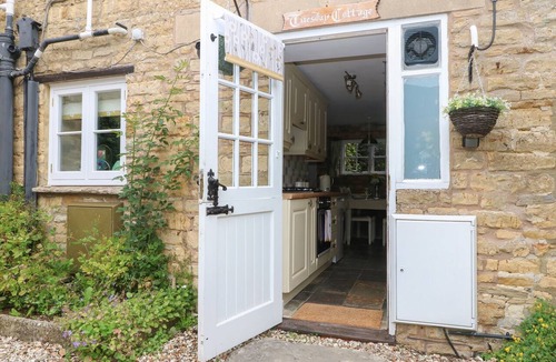 Bourton-on-the-Water Cottage | TUESDAY COTTAGE, pet friendly, with open fire in Bourton-On-The-Water