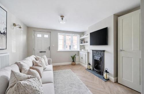 City Centre House | Two, 2-bed cottages, perfect for groups - free parking and pet friendly