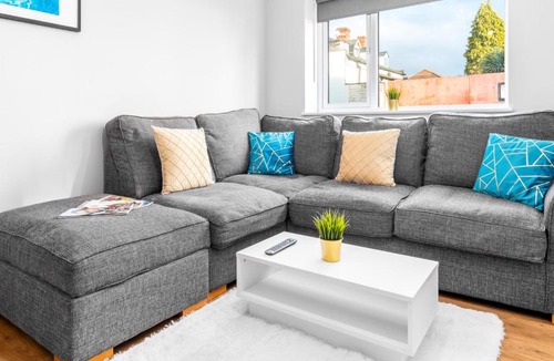 Stourbridge Apartment | Two Bedroom Apartment - Two Parking Spaces - Fast Wi-Fi 1AS