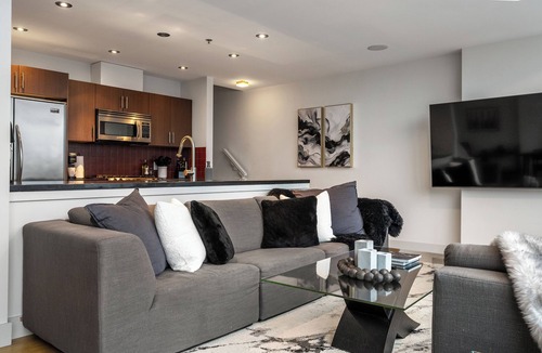 Beltline Apartment | Two Story Penthouse 2BR w AC Stampede & BMO