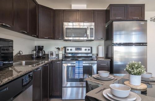Brentwood Apartment | UC Stampede Condo by Train, Hospital, free UG parking & Gym, AC, full kitchen
