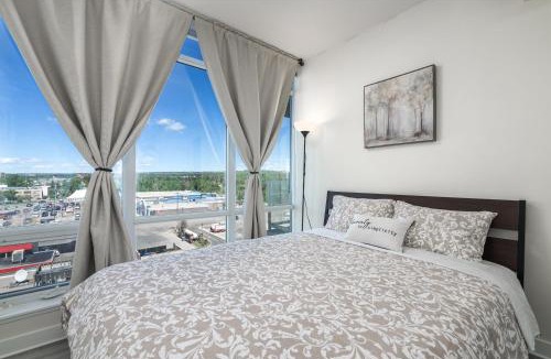 Brentwood Apartment | UC Stampede Condo by Train, Hospital, free UG parking & Gym, AC, full kitchen