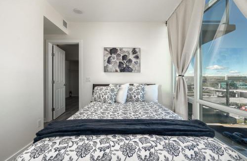 Brentwood Apartment | UC Stampede Condo by Train, Hospital, free UG parking & Gym, AC, full kitchen