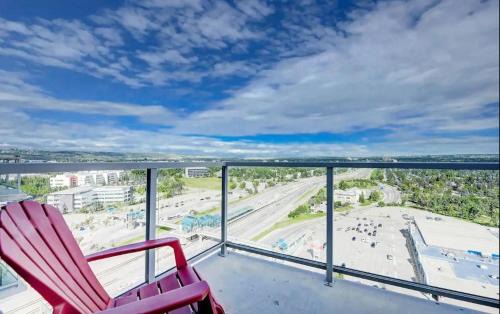 Brentwood Apartment | UC Stampede Condo by Train, Hospital, free UG parking & Gym, AC, full kitchen