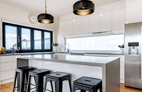 Torquay House | Ultimate Family Seaview Getaway - Pet Friendly