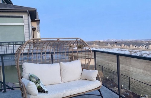 Northwest Calgary House | Unbelievable Panoramic Mountain Views | Downtown Views | 50 Mins to Canmore