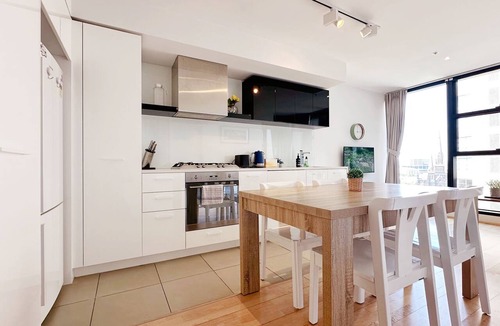 Melbourne Central Business District Apartment | Unblocked CT View/Melbourne CBD/Luxury Shop Street