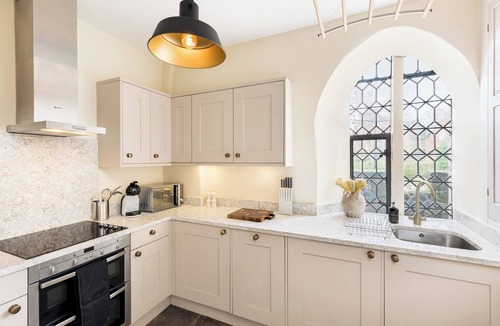 Warwick Town Centre House | Unique Castle Stay, The East Gate Tower, Warwick - Pass the Keys