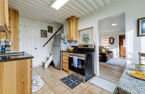 Crescent City North Cottage | Unique Dog-friendly Log Cabin: Short Walk to Ocean