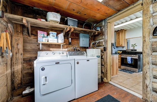 Crescent City North Cottage | Unique Dog-friendly Log Cabin: Short Walk to Ocean
