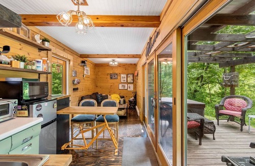 Somerdale Cabin | Unique Dover Accommodation with a Hot Tub Perfect for Glamping in Ohio