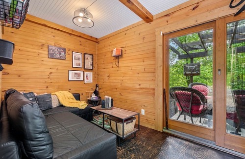 Somerdale Cabin | Unique Dover Accommodation with a Hot Tub Perfect for Glamping in Ohio