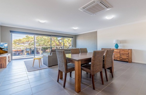 Cowes Apartment | Unit 1-83 Thompson Ave, spacious Unit in main Street, includes linen.