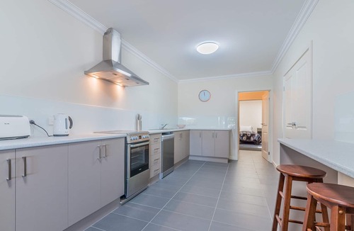 Cowes Apartment | Unit 2-83 Thompson Avenue, Cowes, Spacious 2 bedroom Unit, includes linen.