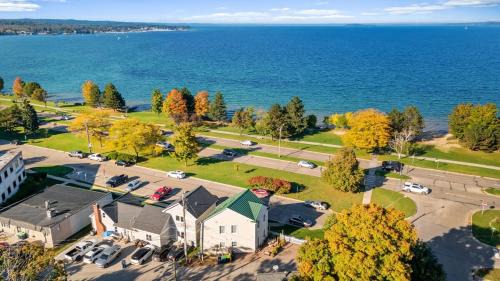 Traverse City House | Urban Stay By The Bay: Downtown Pet-Friendly Home