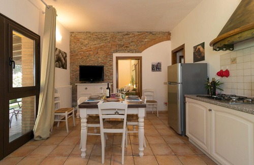 Cecina Apartment | Vacation Apartment 'Podere Nuti - 1 "La Regola" with Shared Pool, Terrace, and Wi-Fi