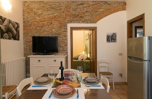 Cecina Apartment | Vacation Apartment 'Podere Nuti - 1 "La Regola" with Shared Pool, Terrace, and Wi-Fi