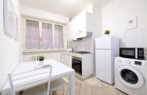 Peretola Apartment | Verdicchio is located in the Novoli area, a few steps from the tramway with which you can reach the center of Florence and the Santa Maria Novella station in a few minutes and close to the Florence airport, it is possible to park in the area easily.The a