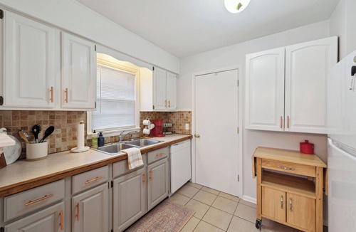 Toledo House | Vibrant & Colorful home w/2brs + Private office!