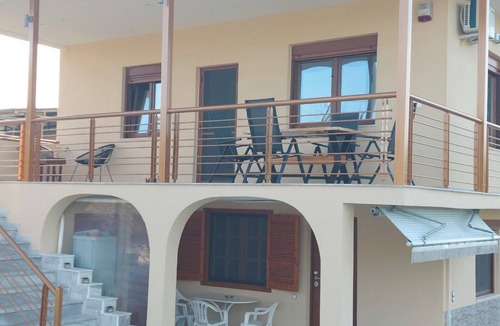 Nea Iraklia Cabin | 'Villa Anastasia' Ground floor of seaside holiday home Nea Iraklia – Chalkidiki
