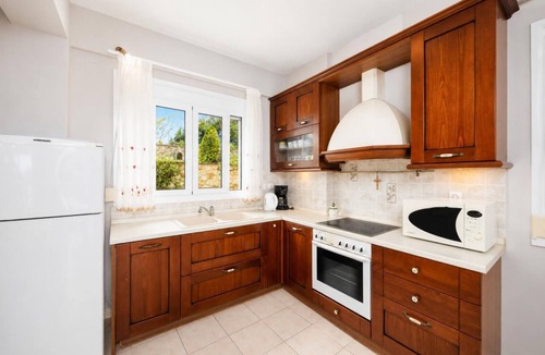 Gerani Villa | Villa Elessa - Three Bedroom Villa, Sleeps 6