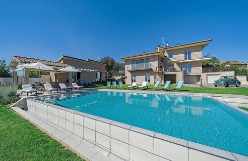 Foiano della Chiana Villa | Villa Fara Grande: An elegant and welcoming three-story villa surrounded by olive groves, with Free WI-FI.