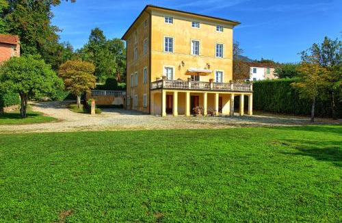 Capannori Villa | Villa Fiamma by PosarelliVillas