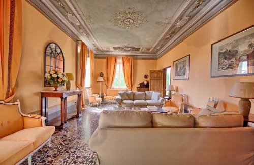 Capannori Villa | Villa Fiamma by PosarelliVillas