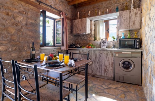 Spanochori House | “Villa Lazar” with Terrace, Air Conditioning, and Wi-Fi