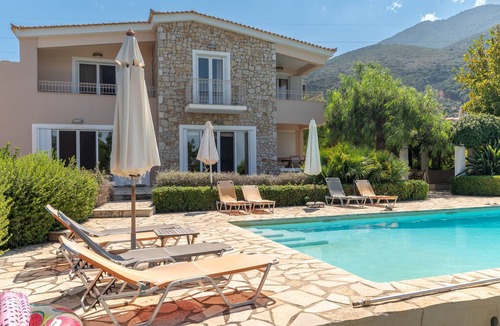 Kiparissia Villa | Villa 'Luxury Flora Kiparissia' with Sea View, Wi-Fi and Air Conditioning