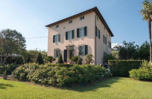 San Concordio di Moriano Apartment | VILLA OF GOOD HOPE. RELAX AND PRIVACY, GARDEN AND VIEW POOL.