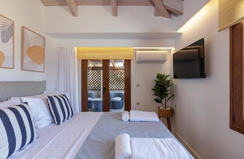 Kato Galatas Villa | Villa Seashell -Wonderful newly renovated villa on the beach