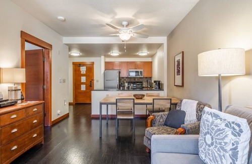 Mammoth Lakes Condo | Village Condo, in Lincoln House- Mountain Views! Hot Tub Access!
