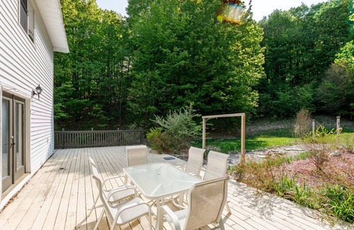 Traverse City House | Vineyard Haven | AC | Jacuzzi | Sauna | Private | En Suite |