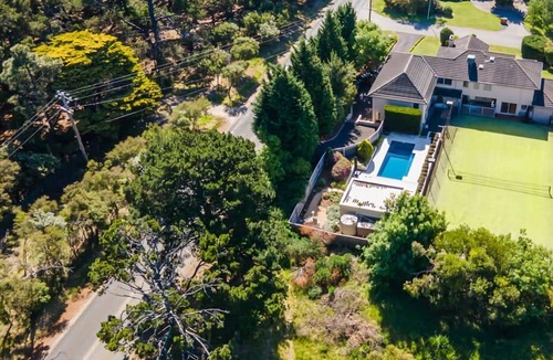 Mount Martha House | Vue de la Mer | Luxe Retreat: Tennis, Pool & Views