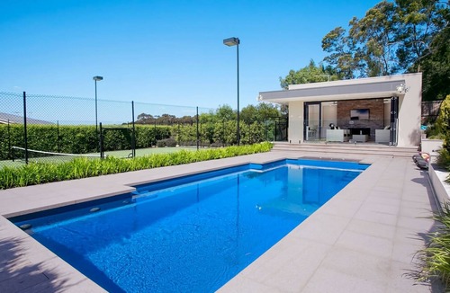 Mount Martha House | Vue de la Mer | Luxe Retreat: Tennis, Pool & Views