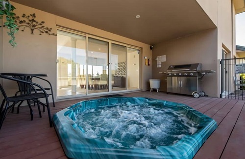 Mount Martha House | Vue de la Mer | Luxe Retreat: Tennis, Pool & Views