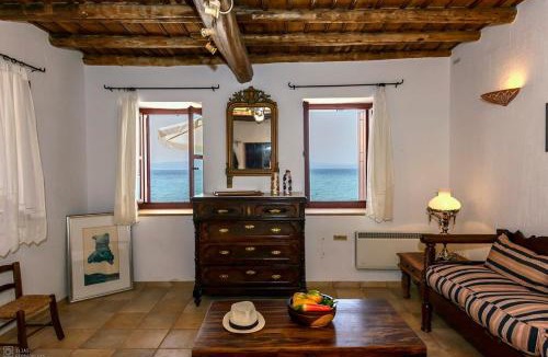 Avia House | Waveside Sanctuary - Luxurious Seastone Villa