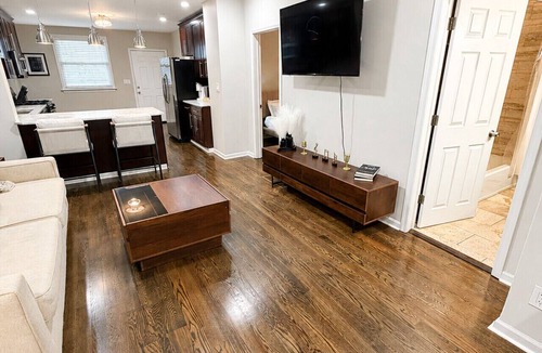 Roscoe Village Apartment | Welcome to this four bedroom, two bathroom apartment located in the neighborhood of Lakeview.