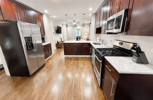 Roscoe Village Apartment | Welcome to this four bedroom, two bathroom apartment located in the neighborhood of Lakeview.