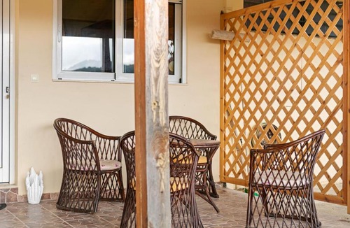 Paliani Apartment | Welcoming Apartment in Venerato with Garden