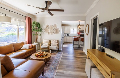 Mount Clemens House | Welcoming updated modern 3-bedroom house in Mount Clemens