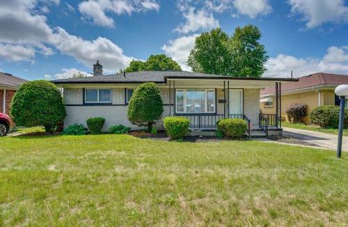 Westland House | Westland Home w/Yard ~ 20 Mi to Downtown Detroit!