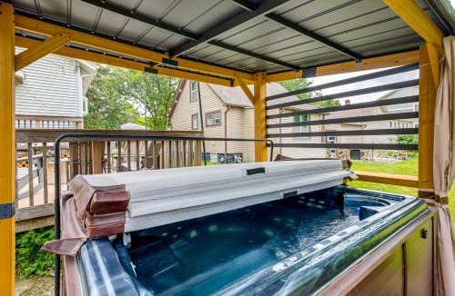 Westmont House | Westmont Home w/Hot Tub! Walk to Metra Station