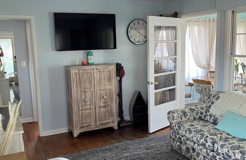 East Leroy House | Whispering Waters - Charming 2-bedroom house in adorable Burlington with AC