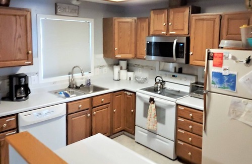 Oak Harbor House | "Whit's End" Spacious, Private Beach-Front Lake Erie Sleeps 12 Birders & Fishing