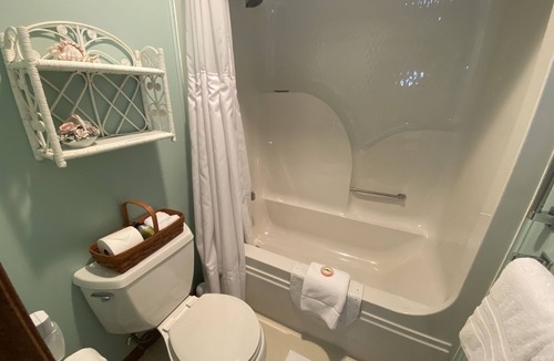 Baraboo Resort | Wicker Room near Devils lake and Wisconsin Dells