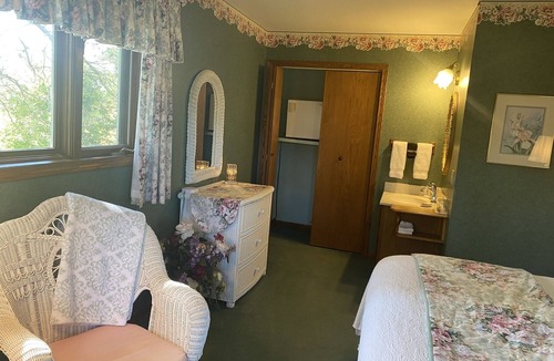 Baraboo Resort | Wicker Room near Devils lake and Wisconsin Dells