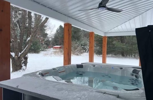 Croton Township House | Wide open Country Barndominium 30 min to GR, w/Hot Tub, 7 beds 3 ba, events ok